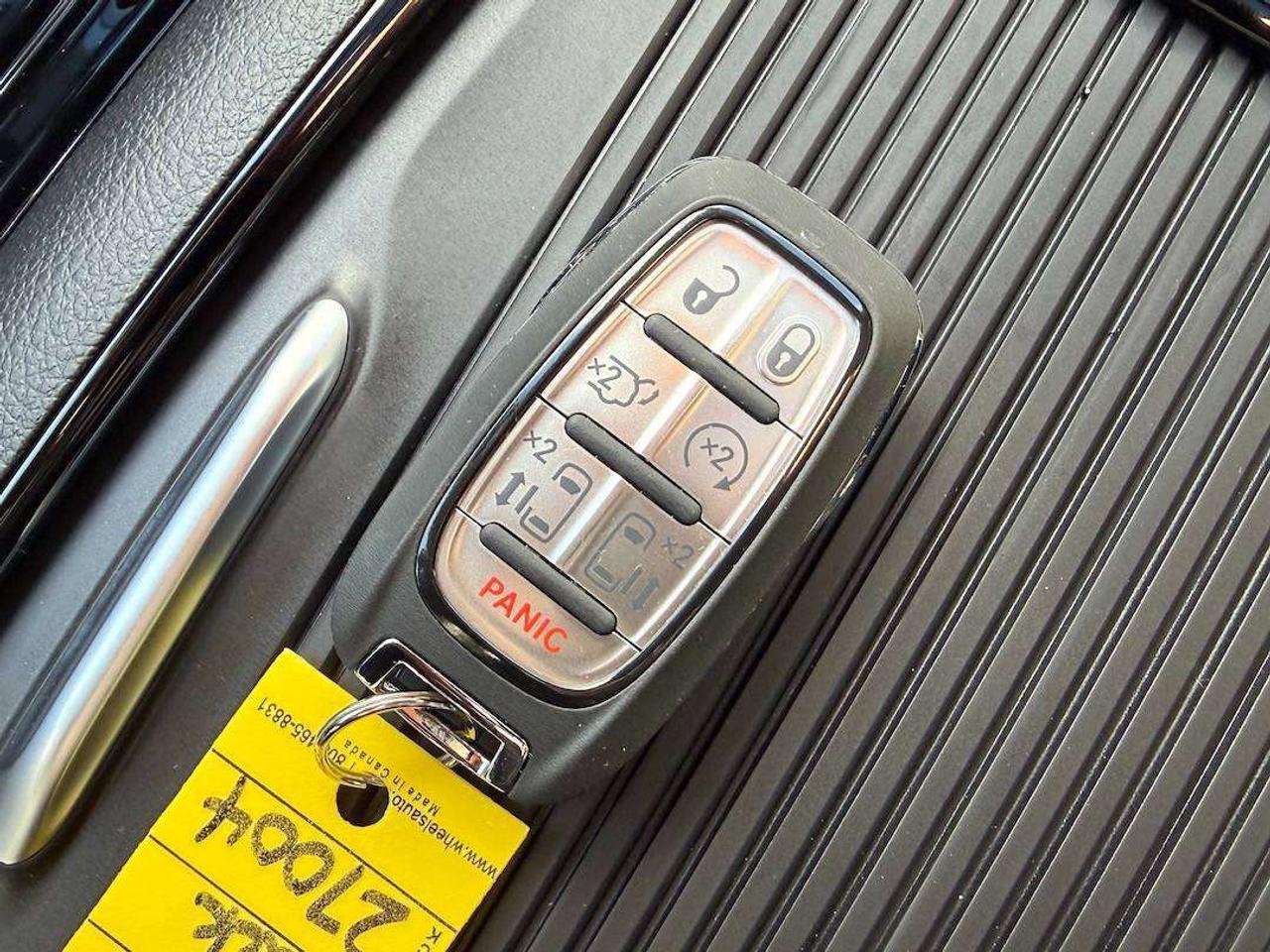 2027 Chrysler Pacifica Limited Photo