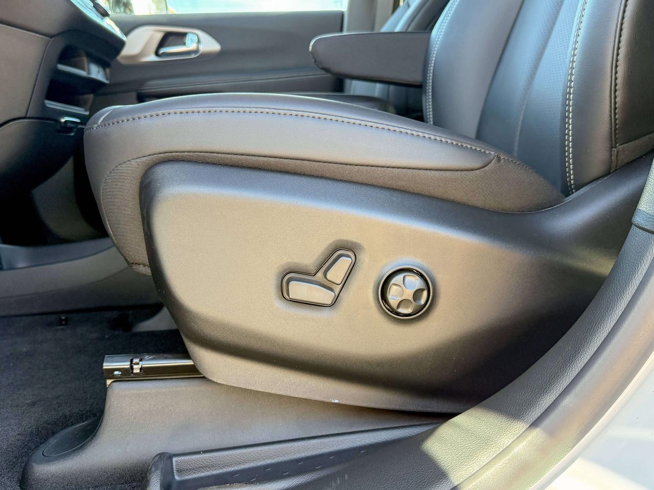 2027 Dodge Grand Caravan SXT 2WD Photo