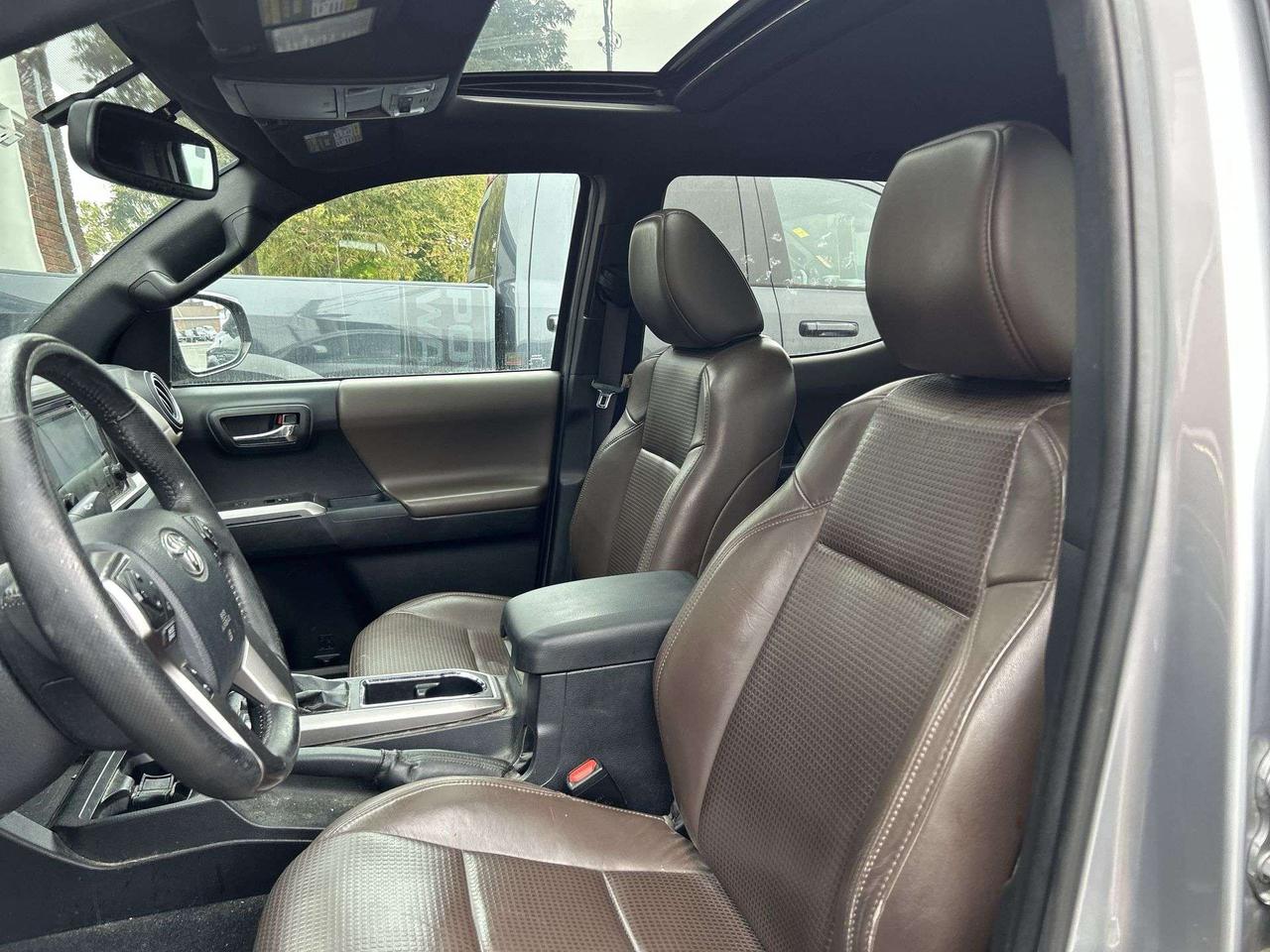 2017 Toyota Tacoma LIMITED 4X4 | DBL CAB | HTD LEATHER |SUNROOF | NAV Photo