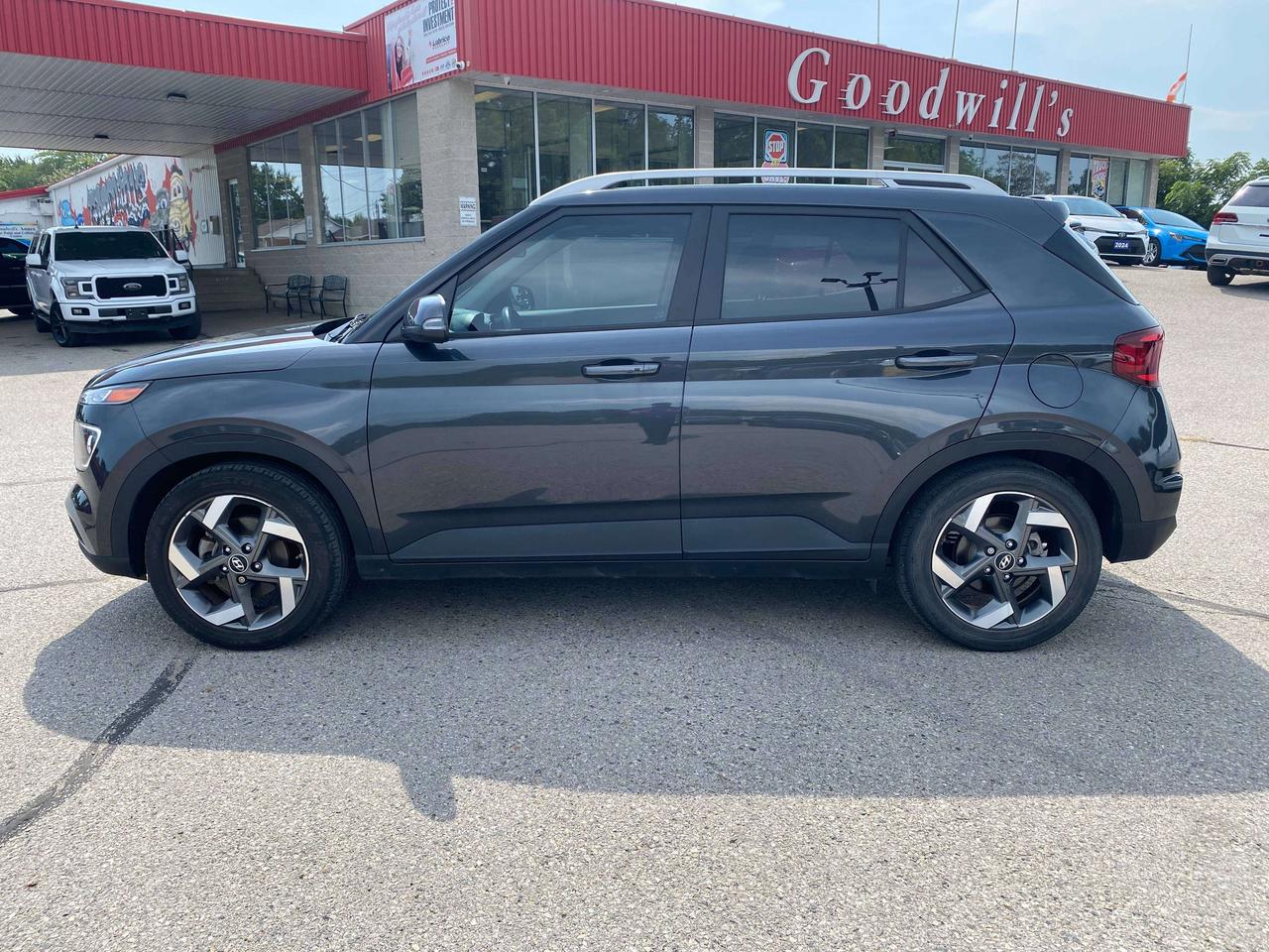2022 Hyundai Venue ULTIMATE, CLEAN CARFAX, LOCAL TRADE, GREAT MILEAGE - Photo #5