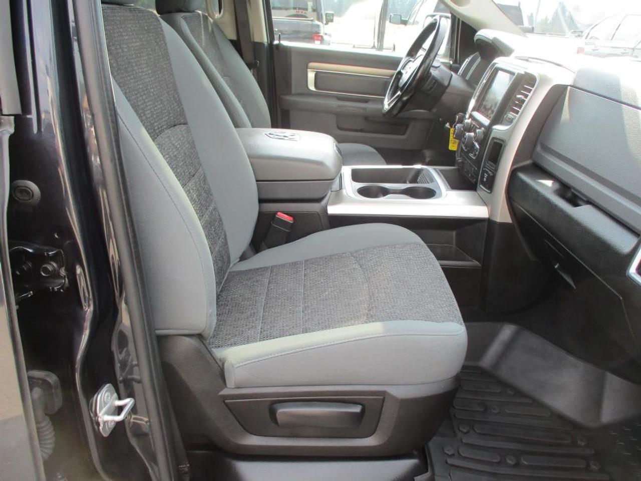 2019 RAM 1500 Classic WARLOCK CREW 4X4 - Photo #12