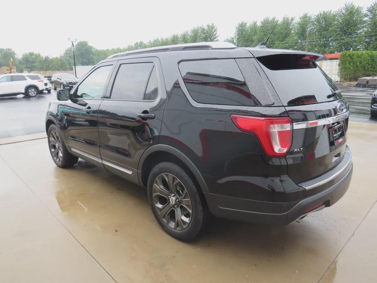 2018 Ford Explorer XLT | 4WD | Automatic | Alloy Wheels | Twin-Panel Moonroof | Power Liftgate | Dual-Zone Climate Control | Touchscreen | Navigation | Bluetooth | Back-Up Camera | Rear Park Assist | Remote Start | Cruise Control | Leather-Wrapped Steering Wheel | Garage Do Photo2