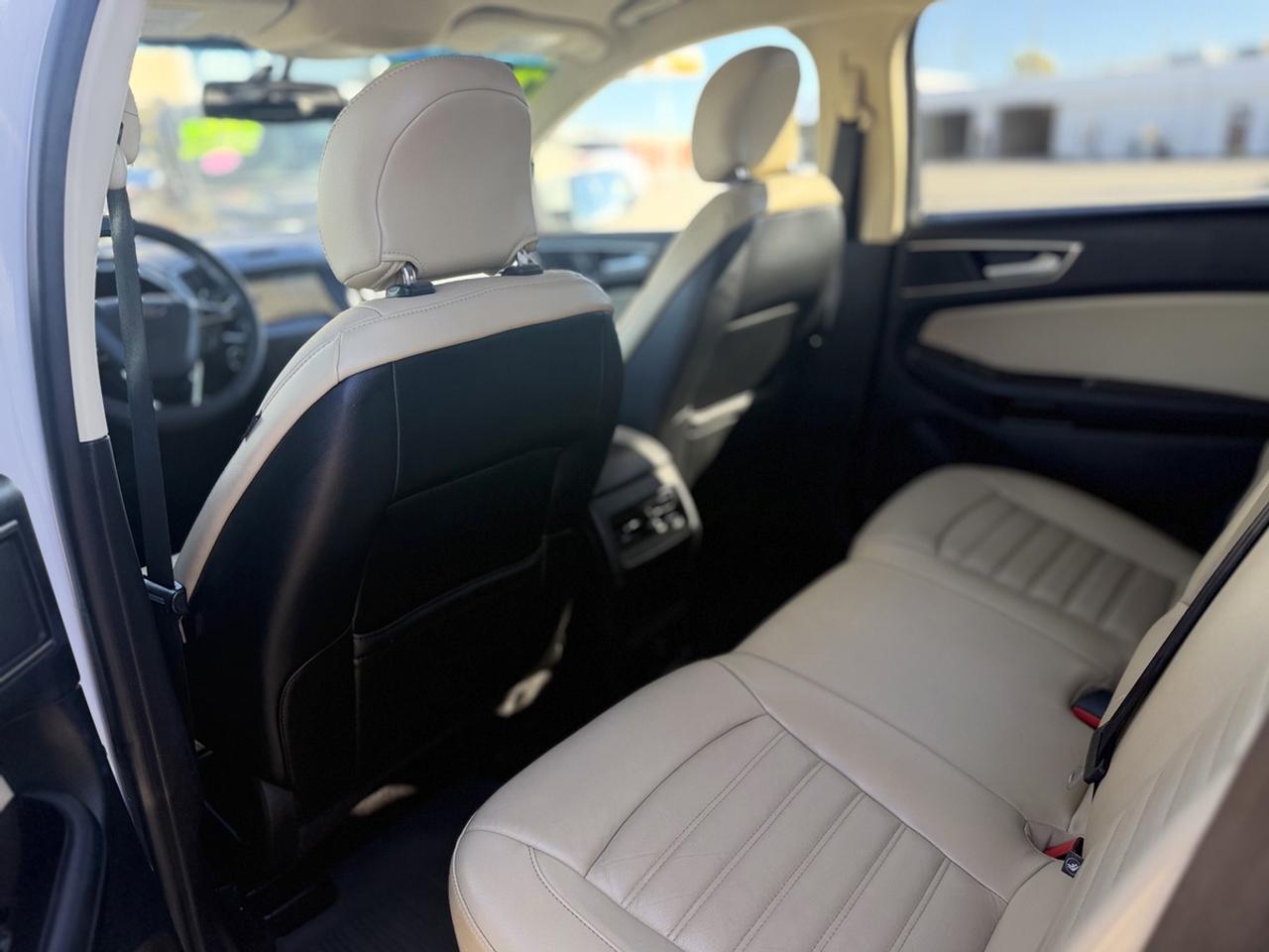 2015 Ford Edge SEL AWD - ONE OWNER - DEALER SERVICED! Photo