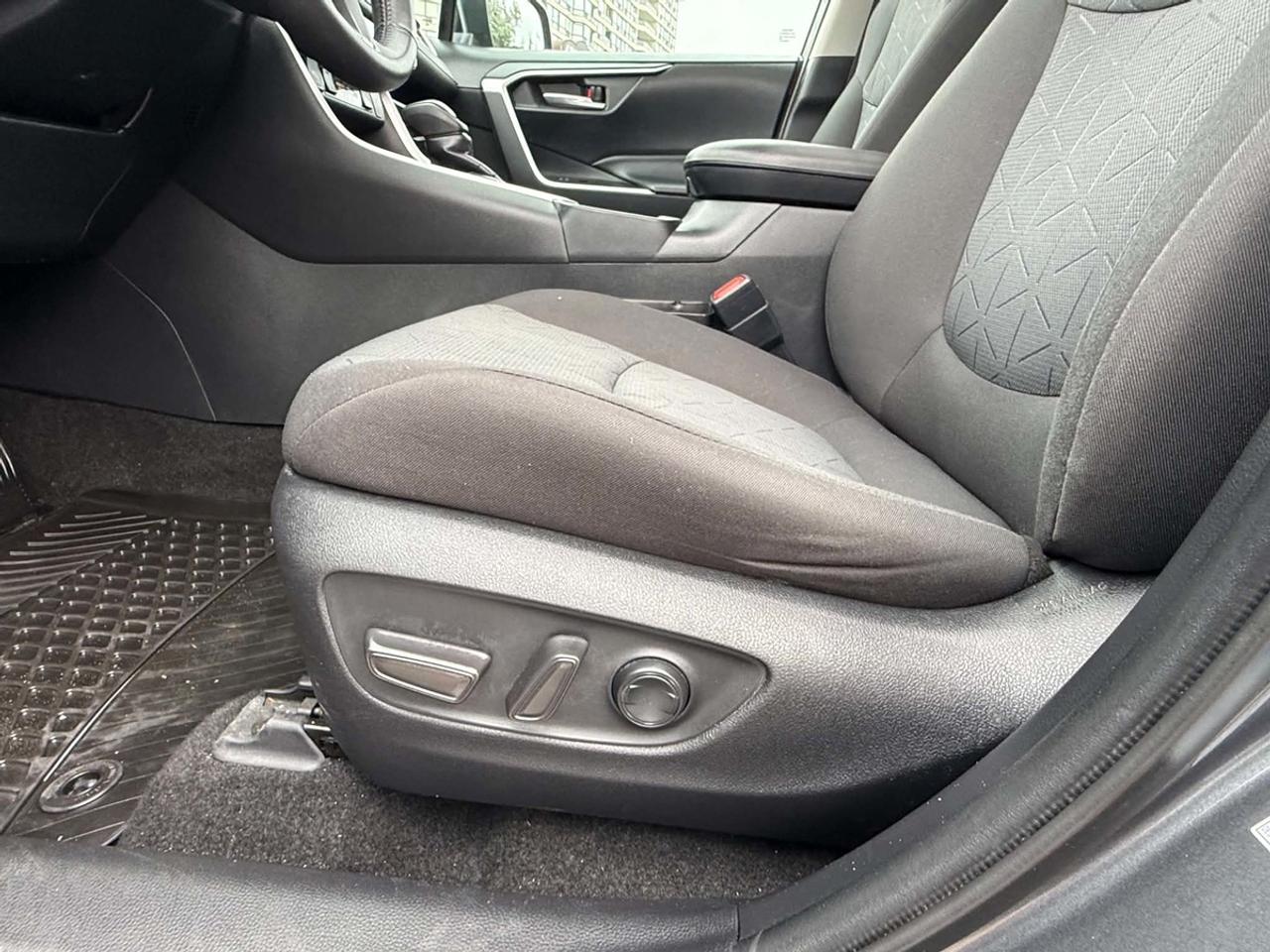 2020 Toyota RAV4 XLE Photo