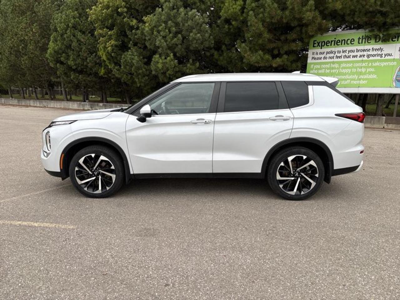 2023 Mitsubishi Outlander SE AWD | No Accidents | Pano. Sunroof | Leather Seats Photo