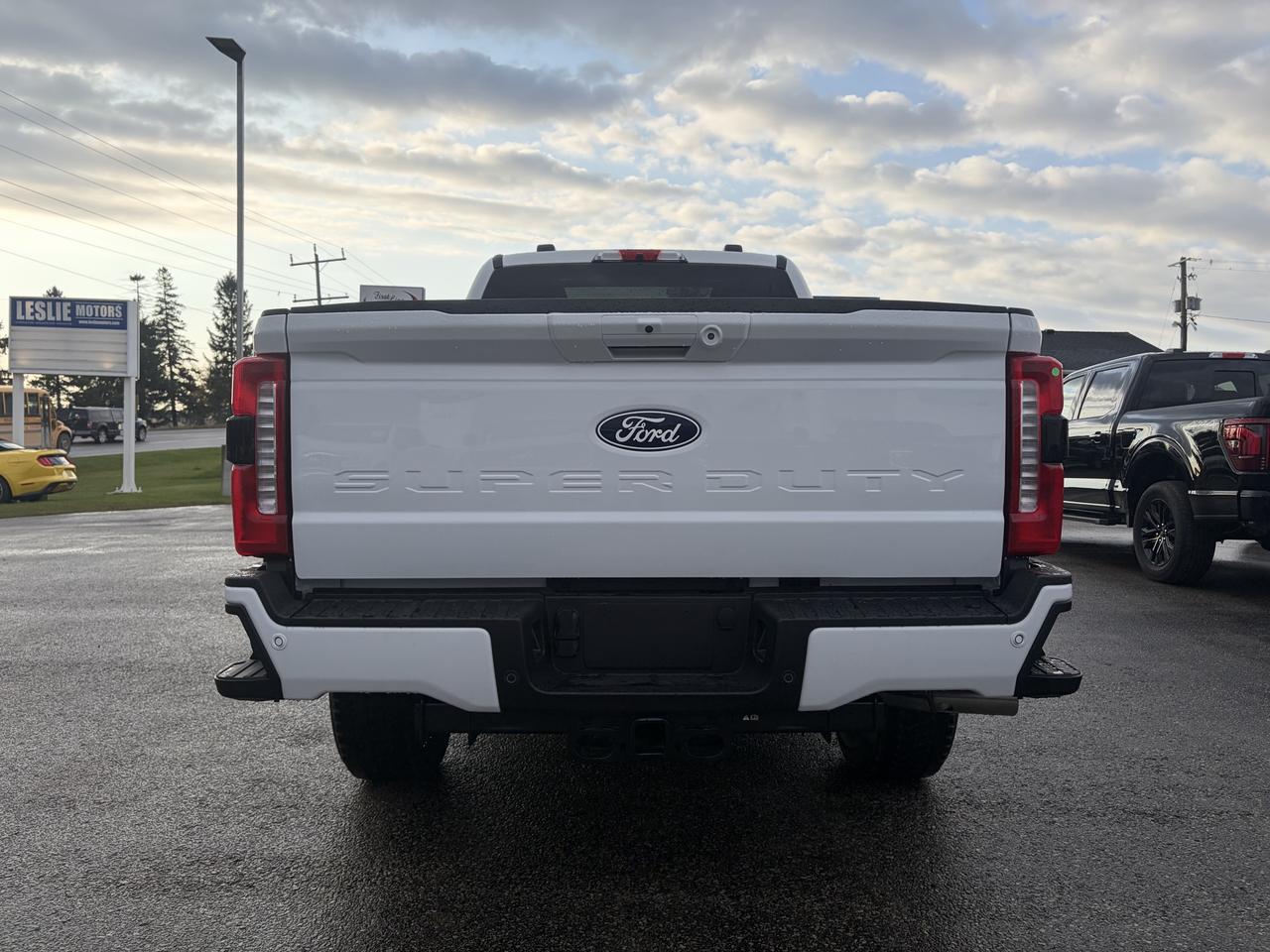 2027 Ford F-250 Lariat Crew Cab 4x4 Photo4