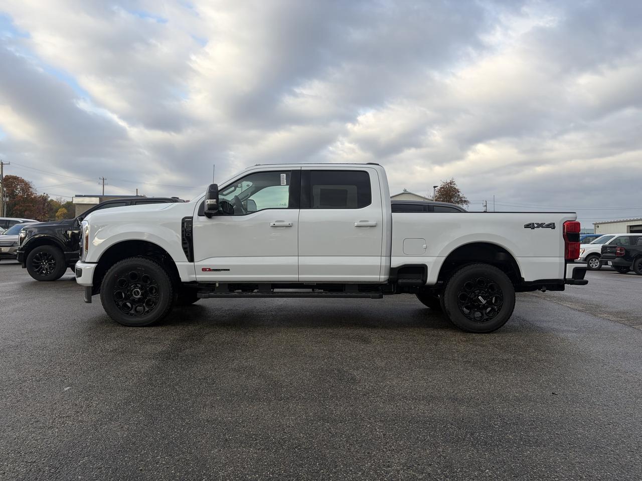 2027 Ford F-250 Lariat Crew Cab 4x4 Photo2