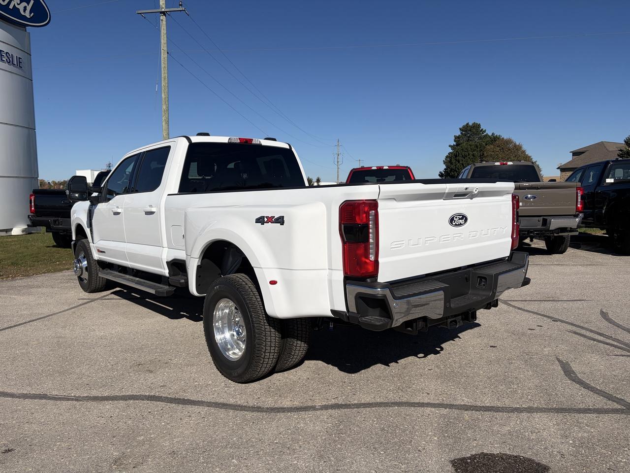 2027 Ford F-350 Lariat Crew Cab Dually 4x4 Photo4