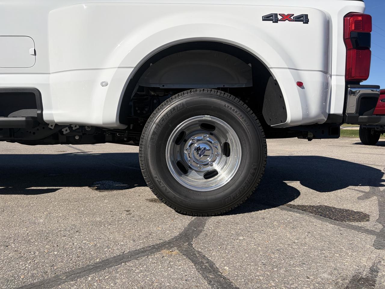 2027 Ford F-350 Lariat Crew Cab Dually 4x4 Photo