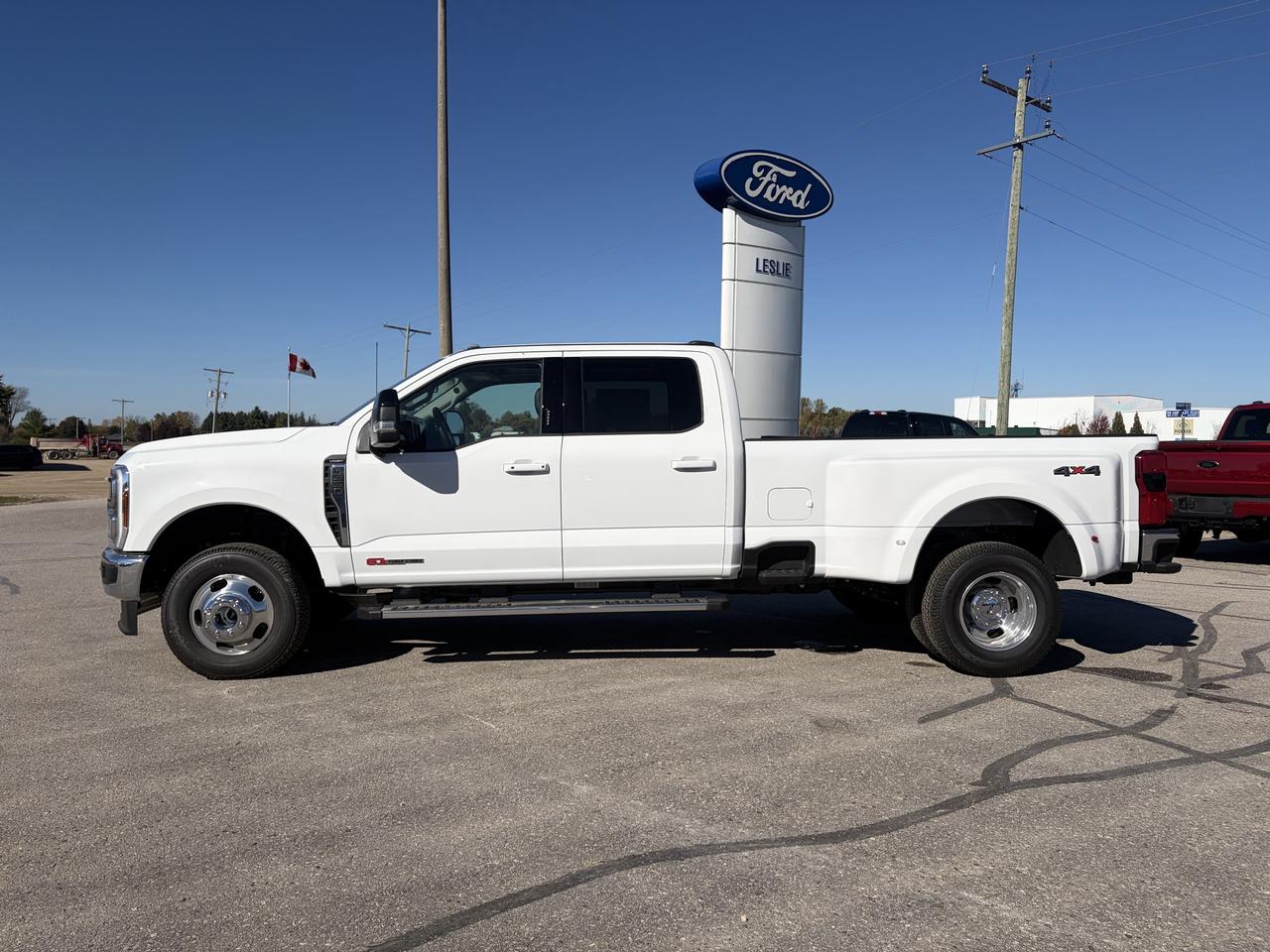 2027 Ford F-350 Lariat Crew Cab Dually 4x4 Photo3