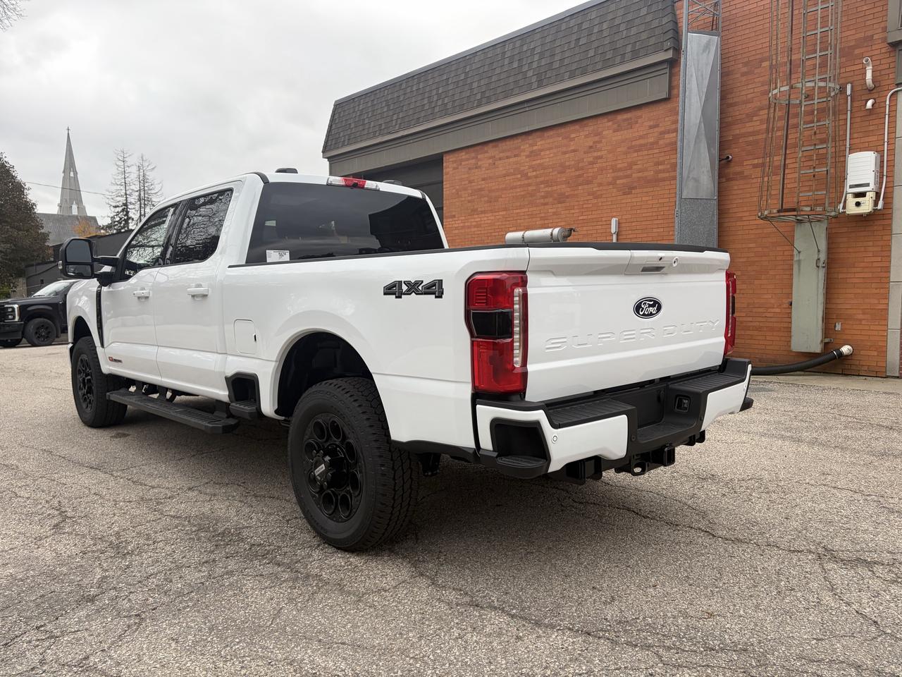 2027 Ford F-250 Lariat Crew Cab 4x4 Photo4