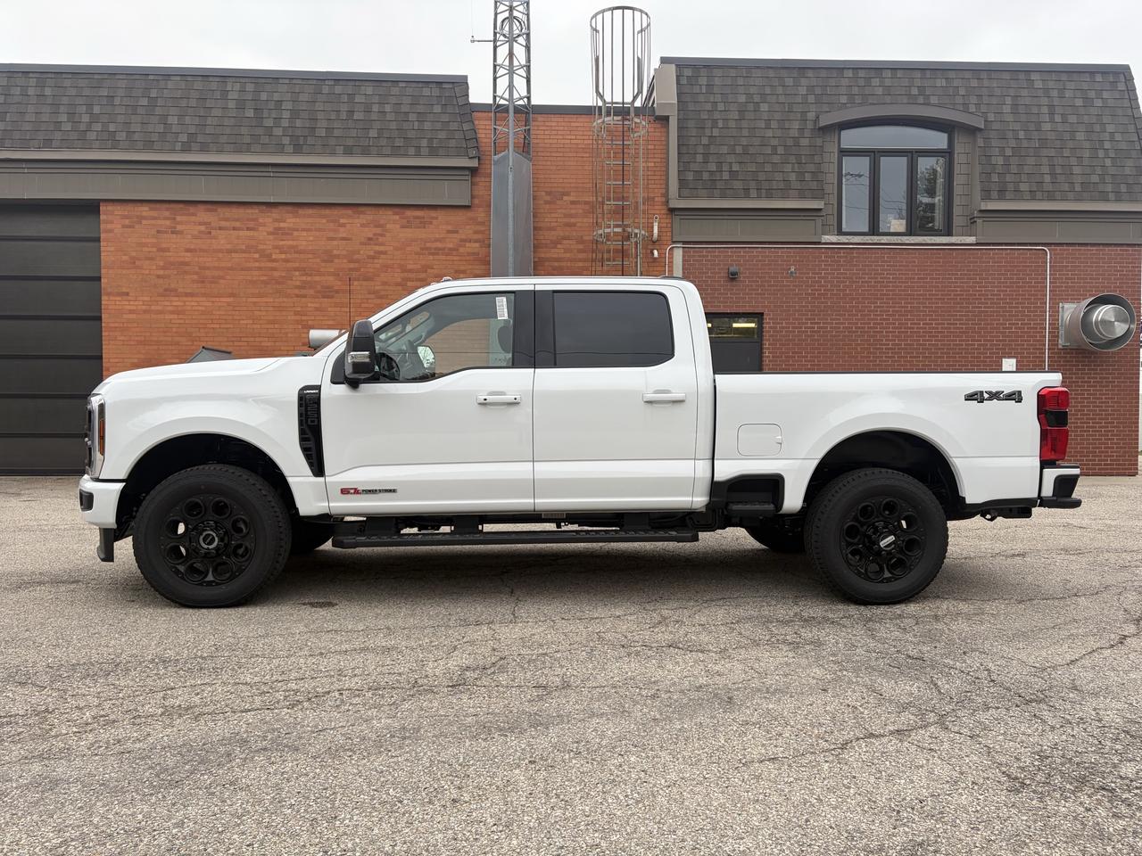2027 Ford F-250 Lariat Crew Cab 4x4 Photo3