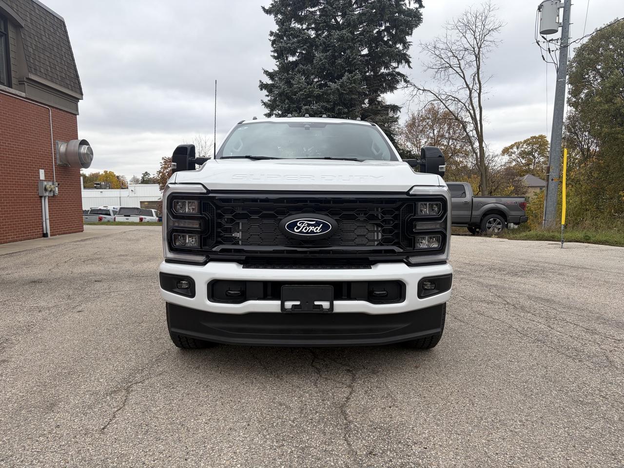 2027 Ford F-250 Lariat Crew Cab 4x4 Photo2