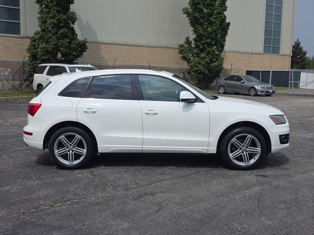 2012 Audi Q5 Premium Plus *GREAT MID-SIZED FAMILY SUV* Photo3