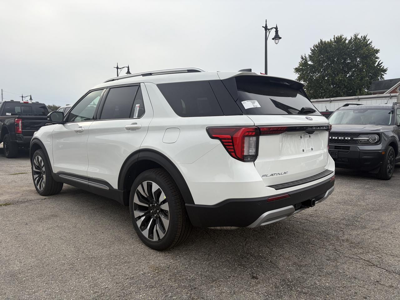 2027 Ford Explorer Platinum 4WD Photo3