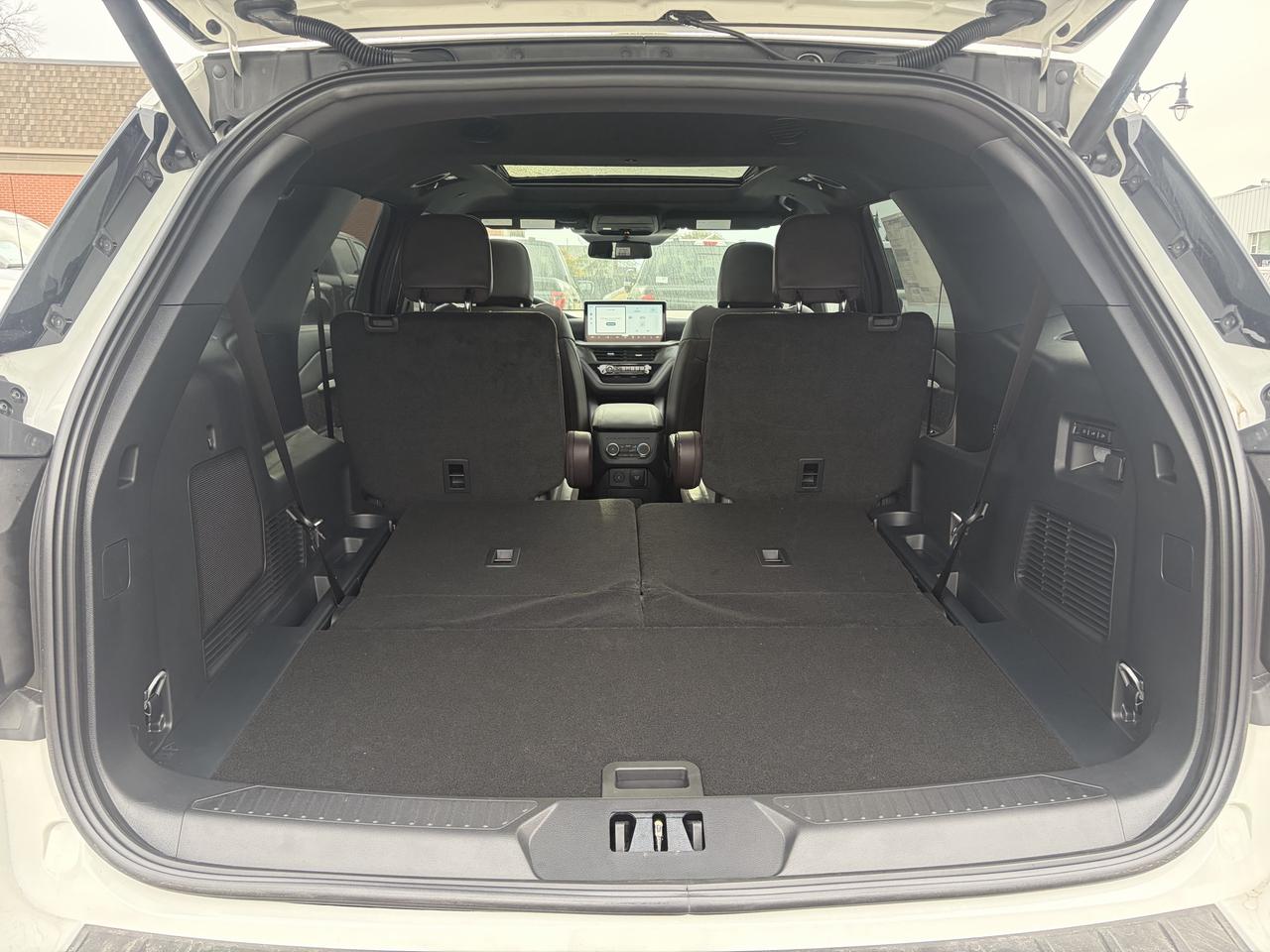 2027 Ford Explorer Platinum 4WD Photo