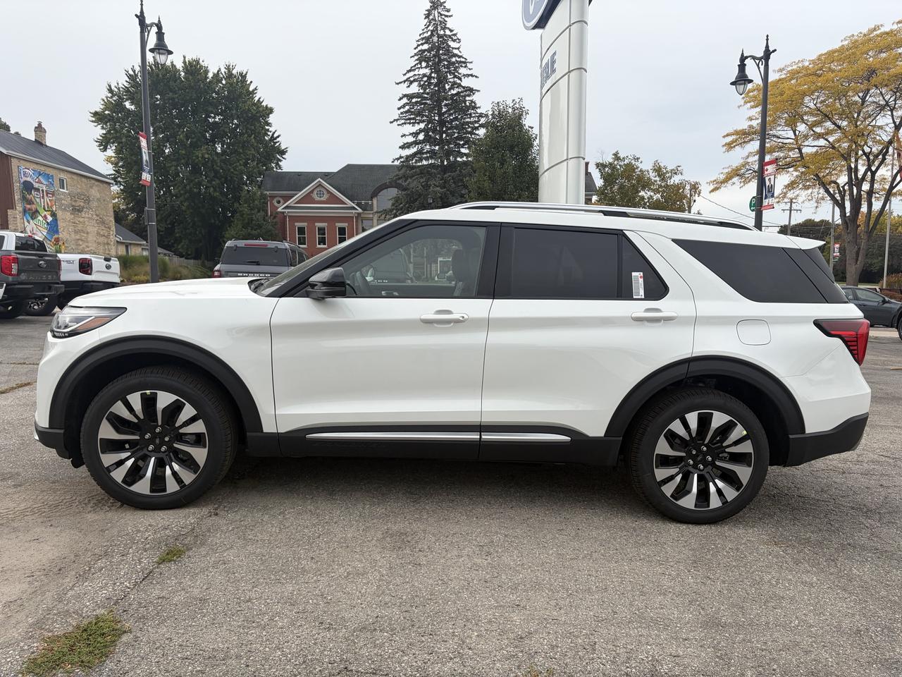 2027 Ford Explorer Platinum 4WD Photo2