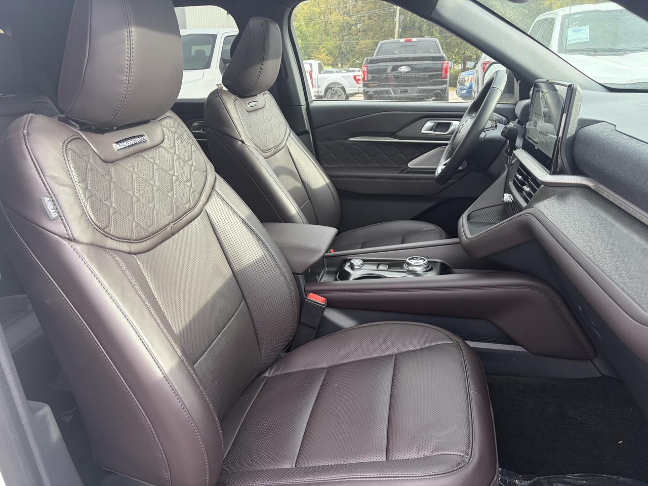 2027 Ford Explorer Platinum 4WD Photo