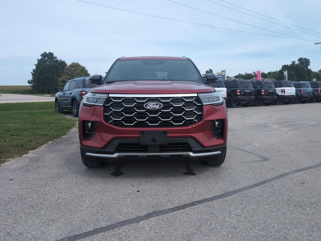 2027 Ford Explorer Platinum 4WD Photo1
