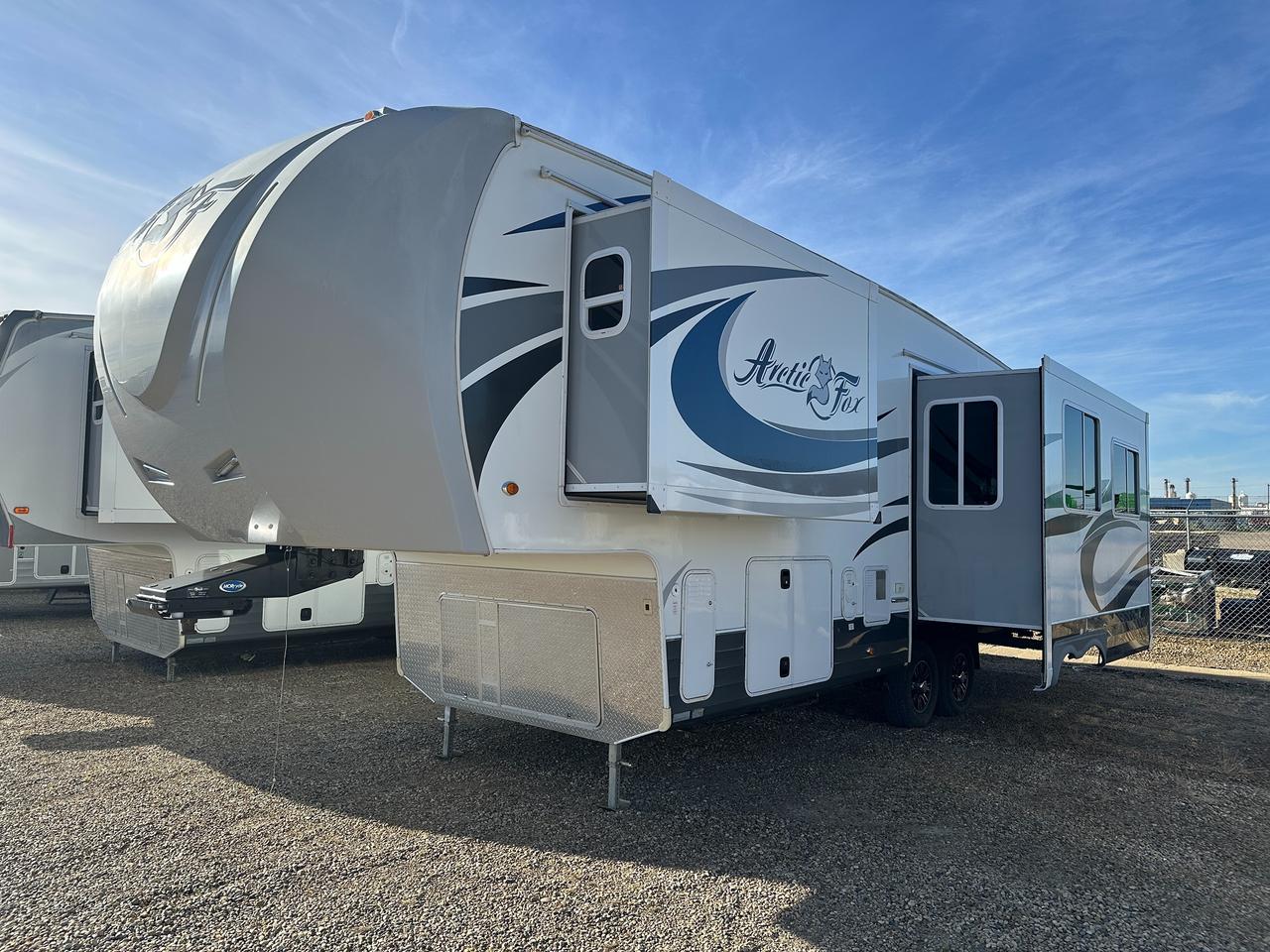 2017 ARCTIC FOX 29-5T 