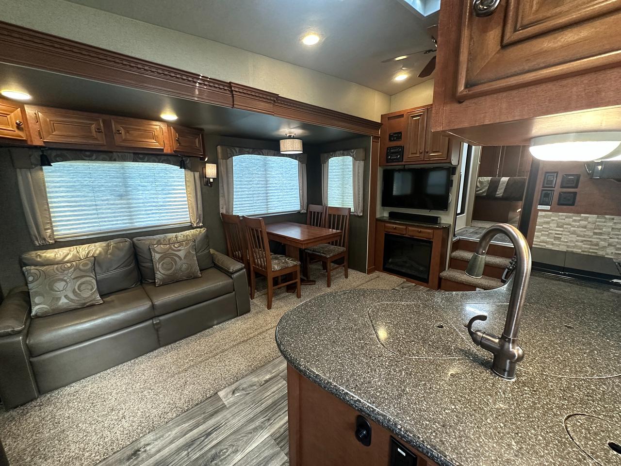 2017 ARCTIC FOX 29-5T 