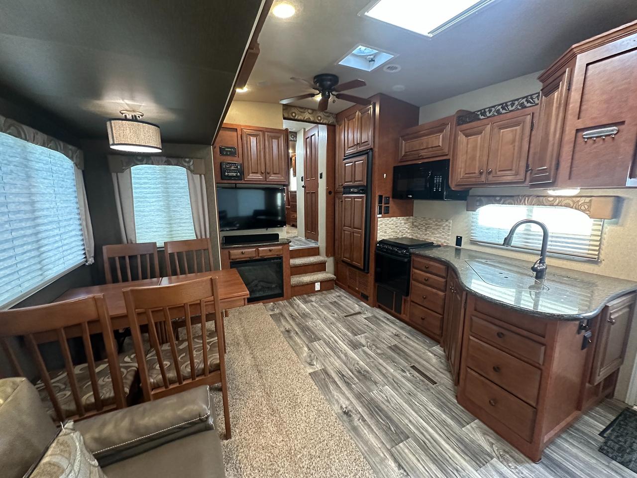 2017 ARCTIC FOX 29-5T 