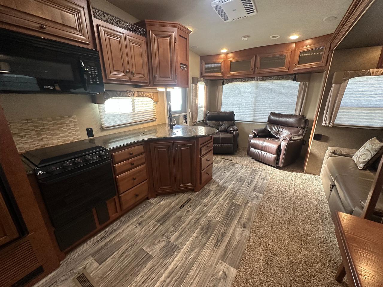 2017 ARCTIC FOX 29-5T 
