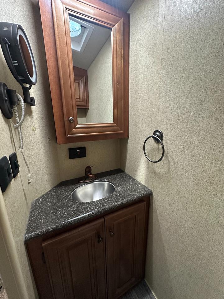 2017 ARCTIC FOX 29-5T 