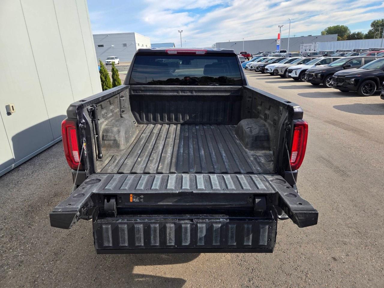 2025 GMC Sierra 1500 Crew Cab Short Box 4-Wheel Drive SLT Photo