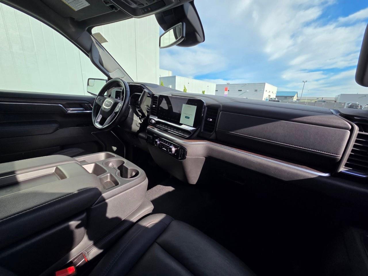 2025 GMC Sierra 1500 Crew Cab Short Box 4-Wheel Drive SLT Photo