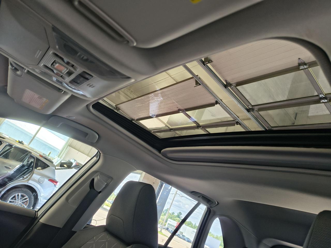2023 Toyota RAV4 Hybrid XLE Photo0