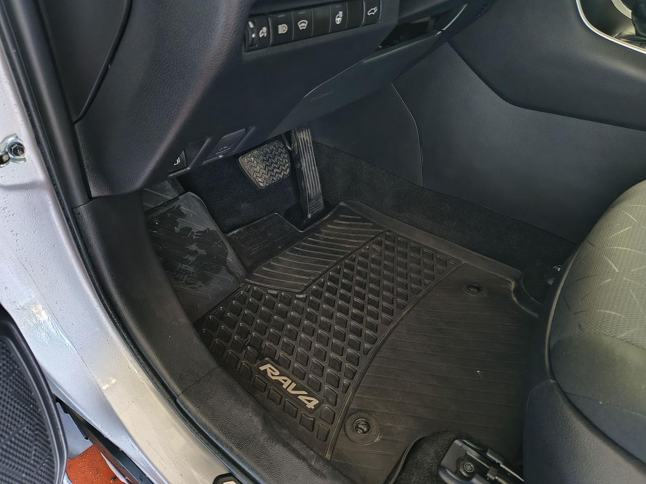 2023 Toyota RAV4 Hybrid XLE Photo0