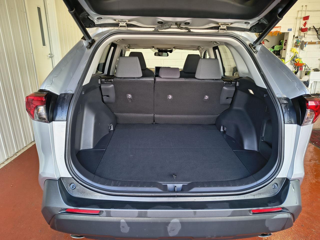 2023 Toyota RAV4 Hybrid XLE Photo0
