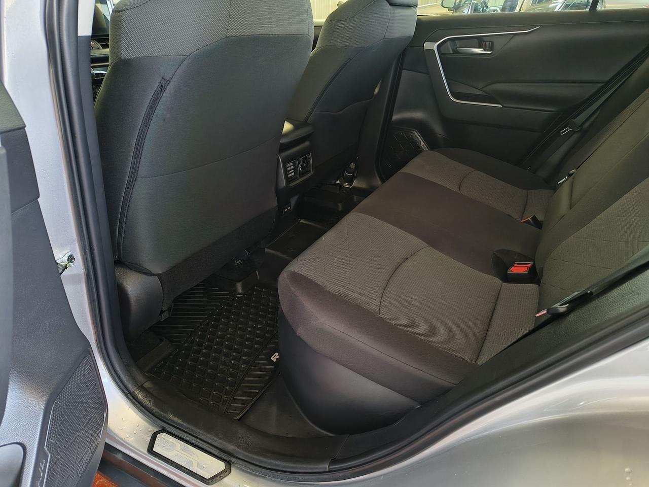 2023 Toyota RAV4 Hybrid XLE Photo0