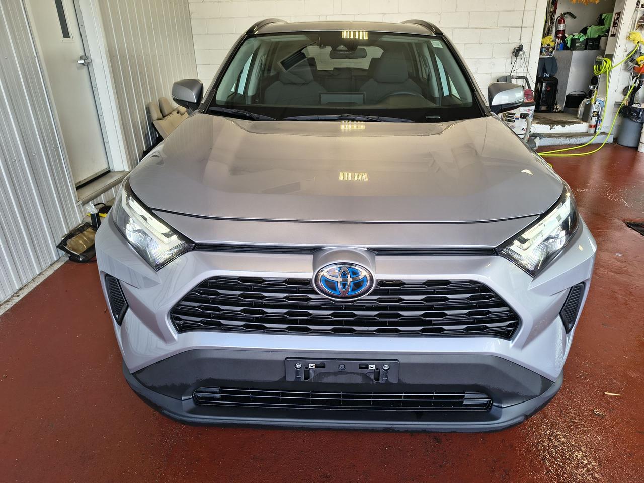 2023 Toyota RAV4 Hybrid XLE Photo0