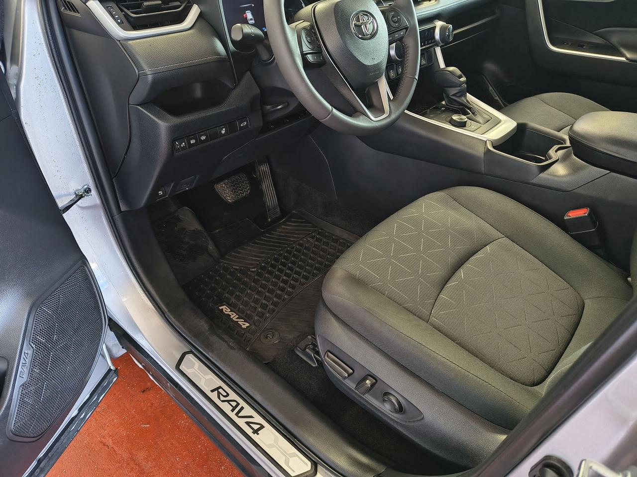 2023 Toyota RAV4 Hybrid XLE Photo0