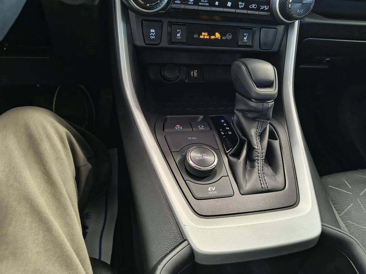 2023 Toyota RAV4 Hybrid XLE Photo0