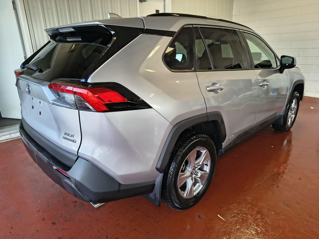 2023 Toyota RAV4 Hybrid XLE Photo0