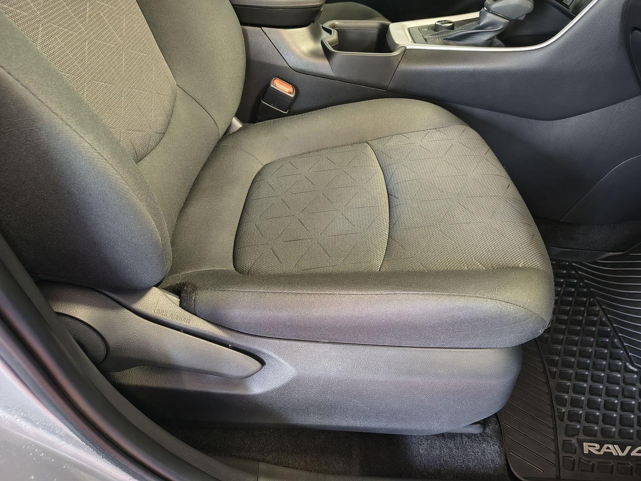 2023 Toyota RAV4 Hybrid XLE Photo0