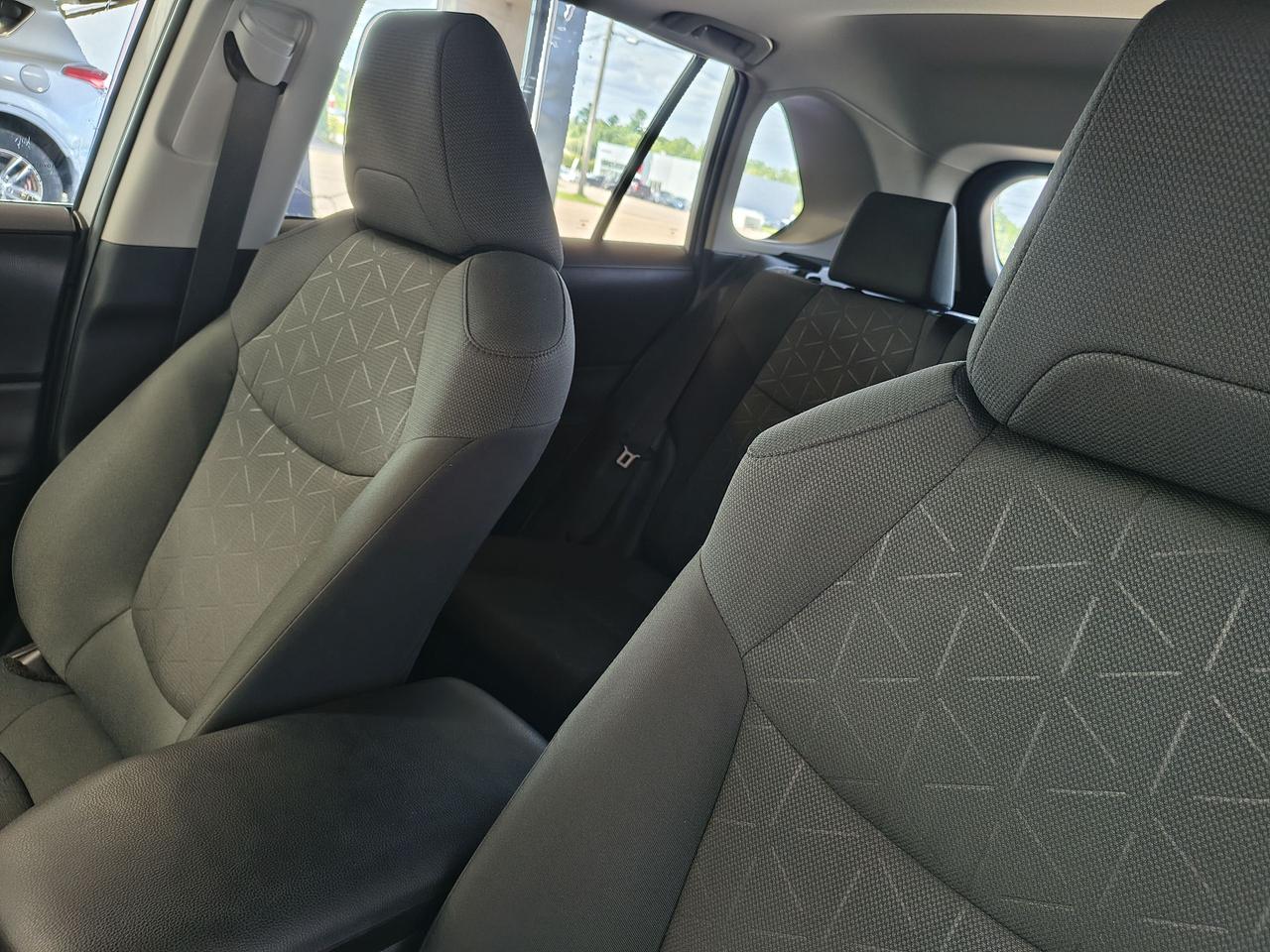 2023 Toyota RAV4 Hybrid XLE Photo0