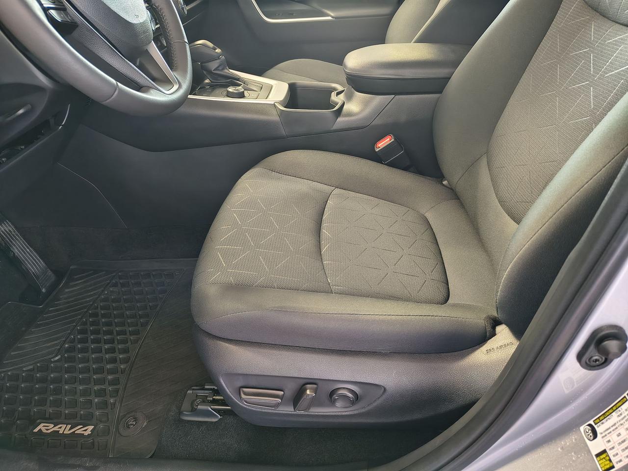 2023 Toyota RAV4 Hybrid XLE Photo0