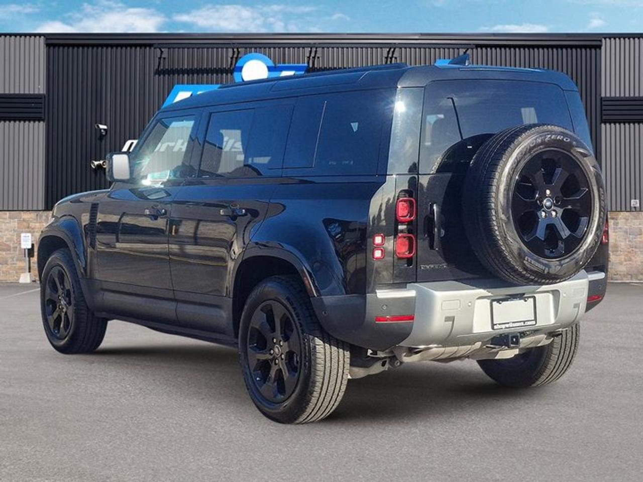 2025 Land Rover Defender 110 S 4WD | Leather | Sunroof | Nav | Heated Wheel + Seats | Power Seats | and More ! Photo2