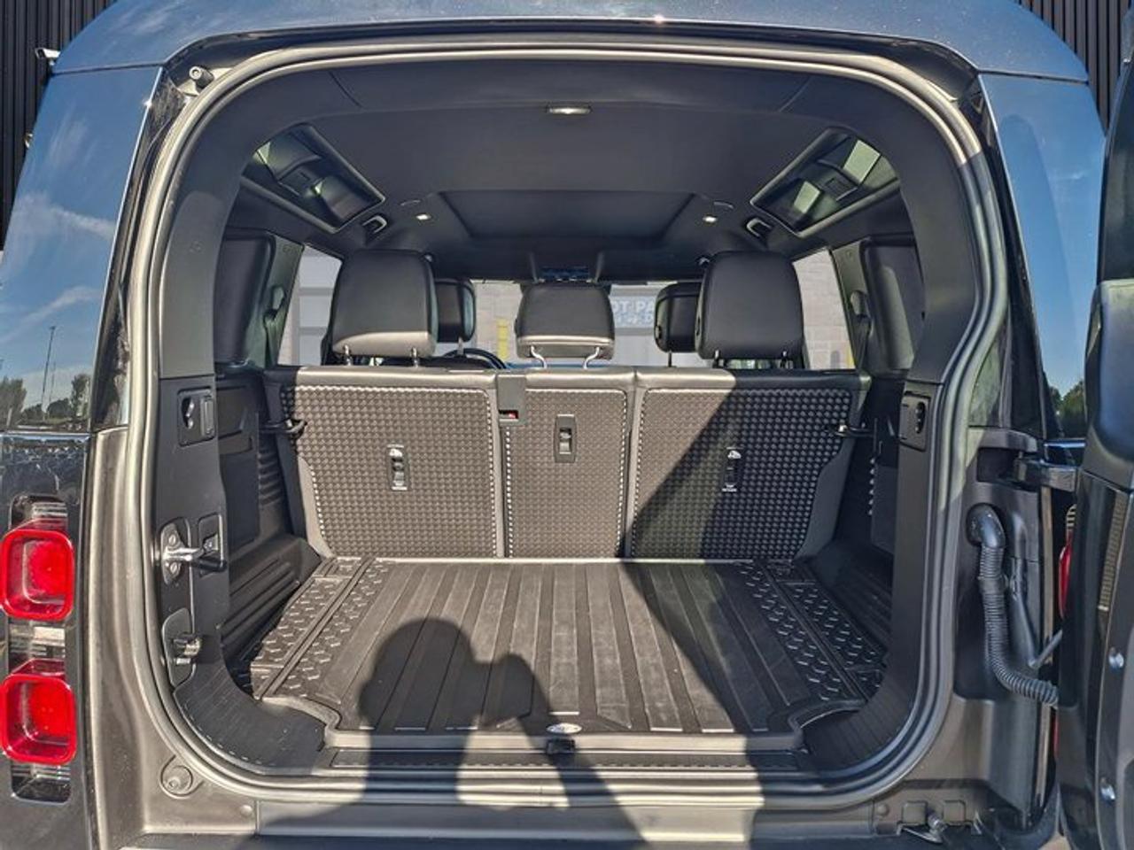 2025 Land Rover Defender 110 S 4WD | Leather | Sunroof | Nav | Heated Wheel + Seats | Power Seats | and More ! Photo