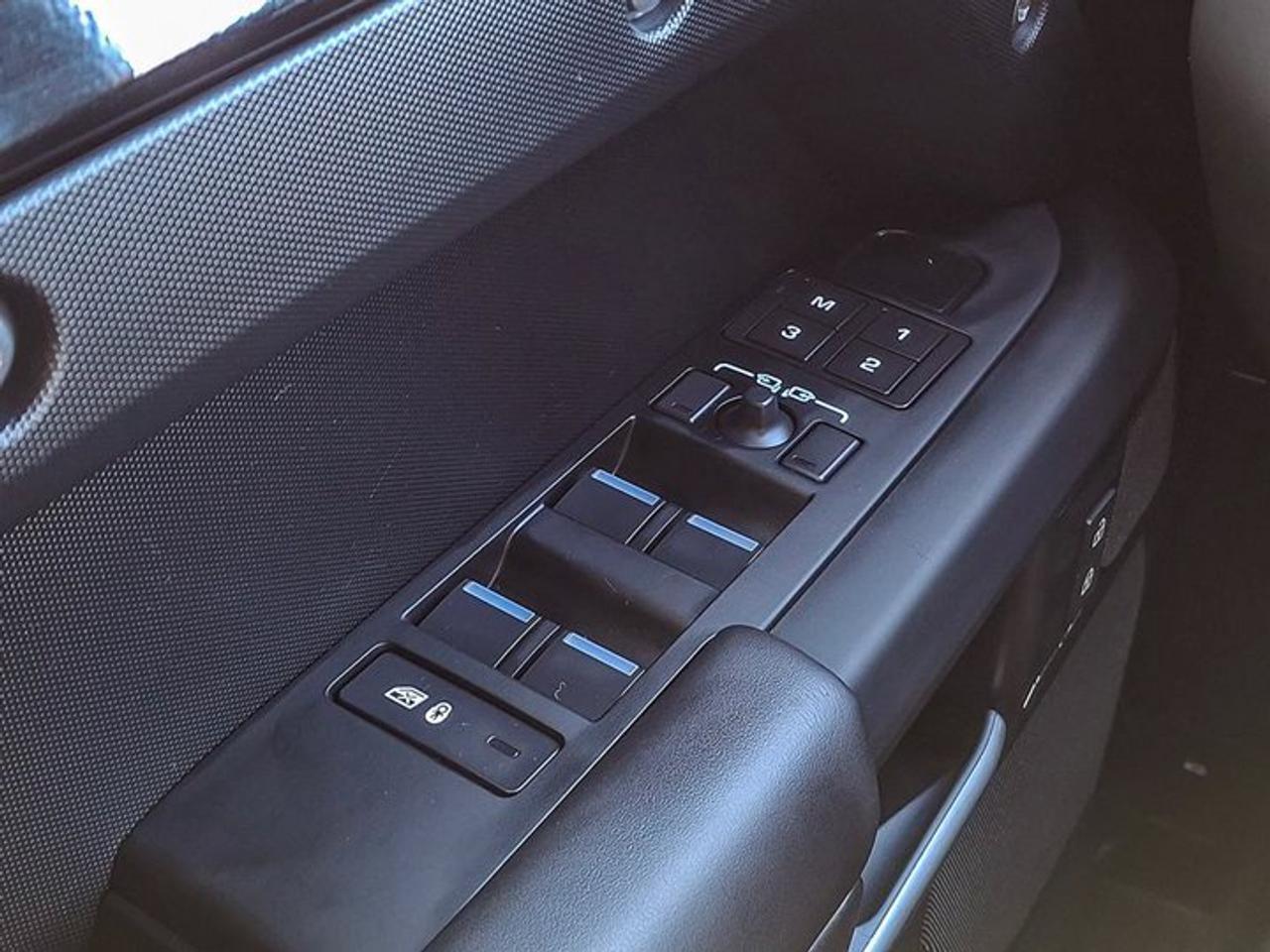 2025 Land Rover Defender 110 S 4WD | Leather | Sunroof | Nav | Heated Wheel + Seats | Power Seats | and More ! Photo