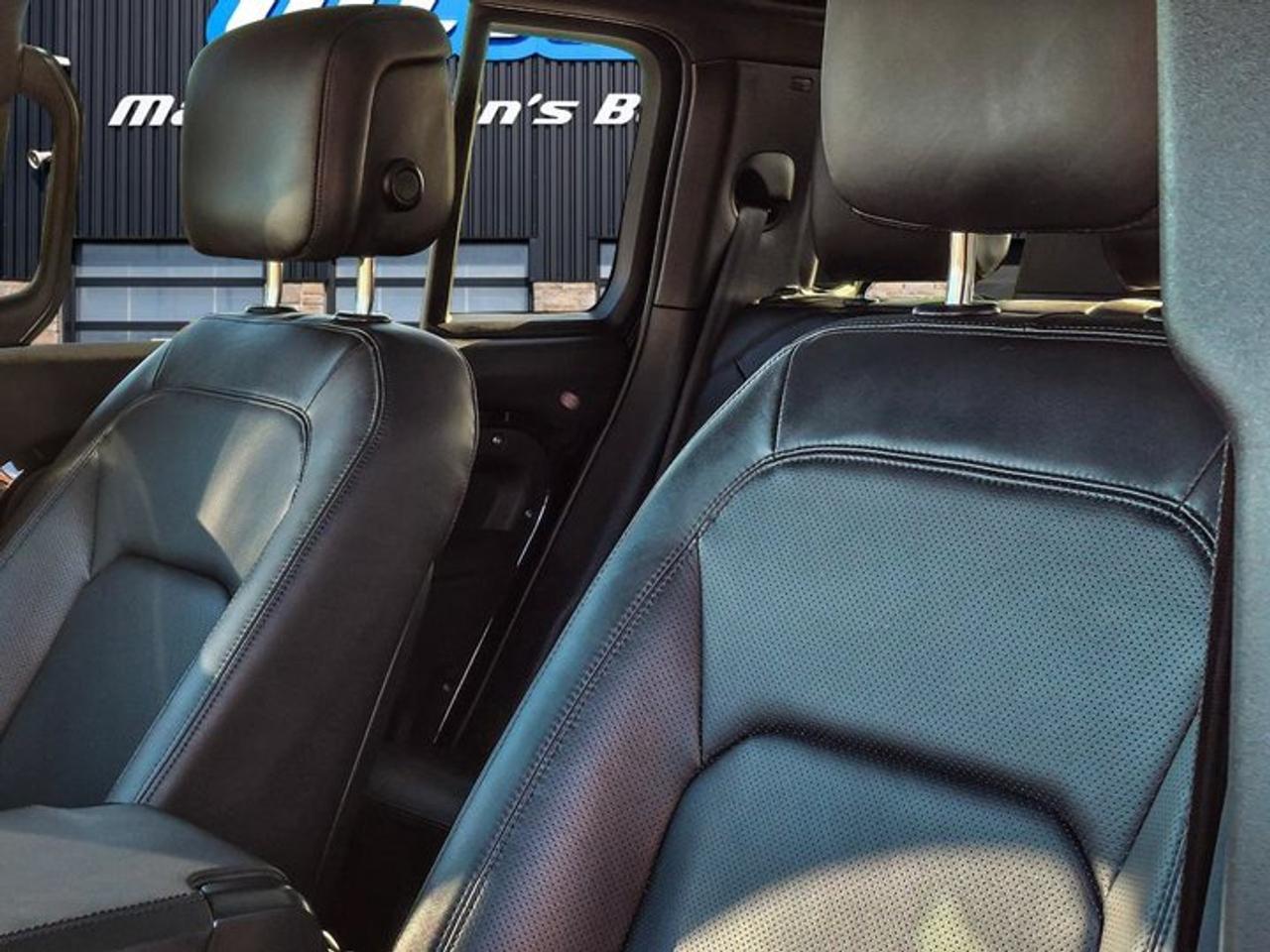 2025 Land Rover Defender 110 S 4WD | Leather | Sunroof | Nav | Heated Wheel + Seats | Power Seats | and More ! Photo