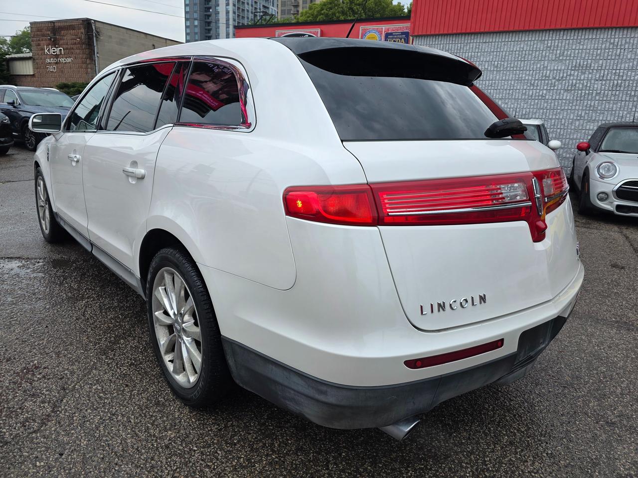 2012 Lincoln MKT 3.5L AWD Photo3
