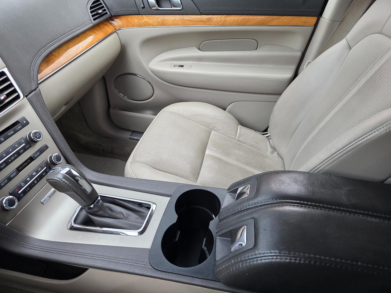 2012 Lincoln MKT 3.5L AWD Photo
