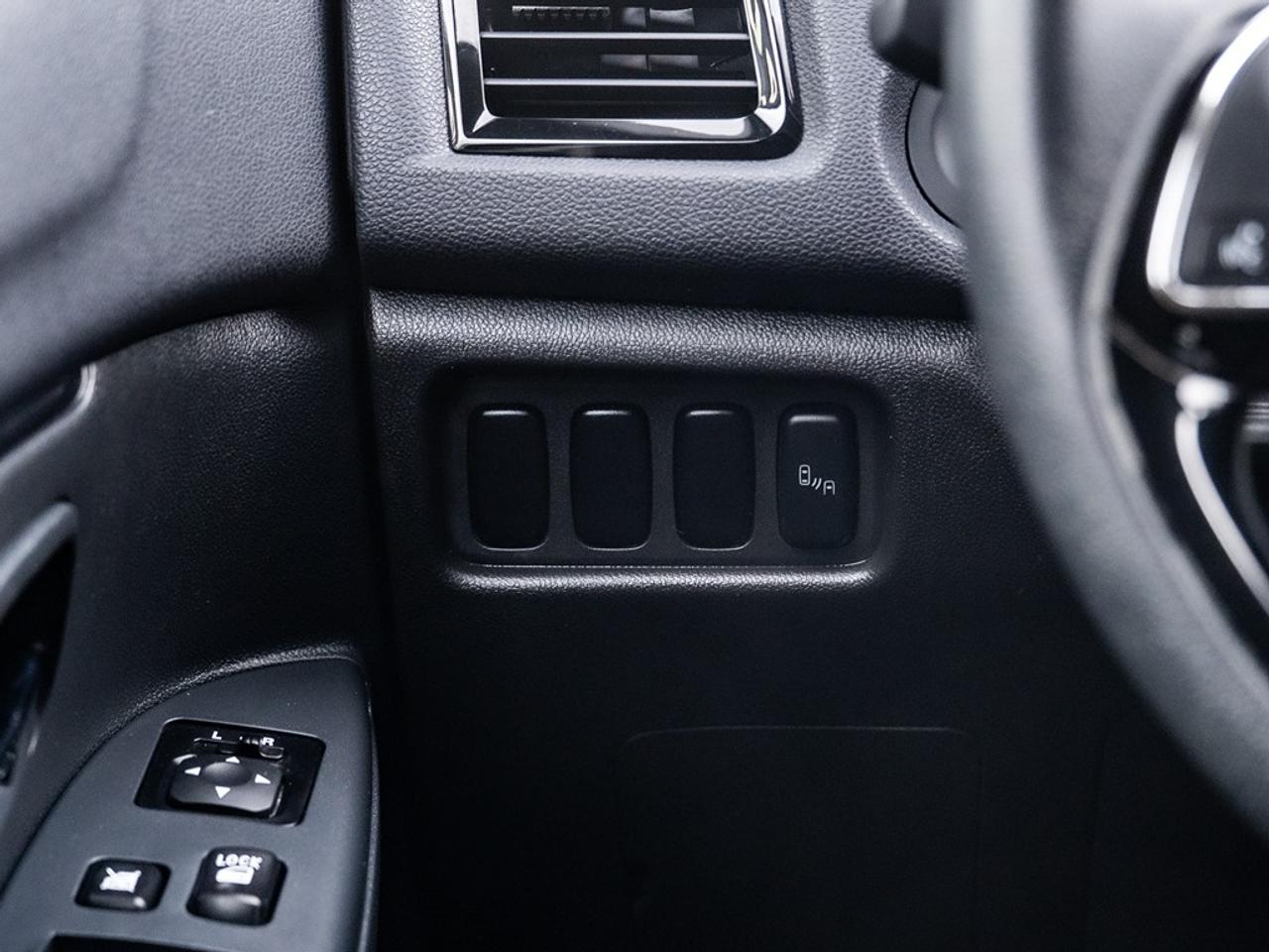 2024 Mitsubishi RVR SE AWC Photo32