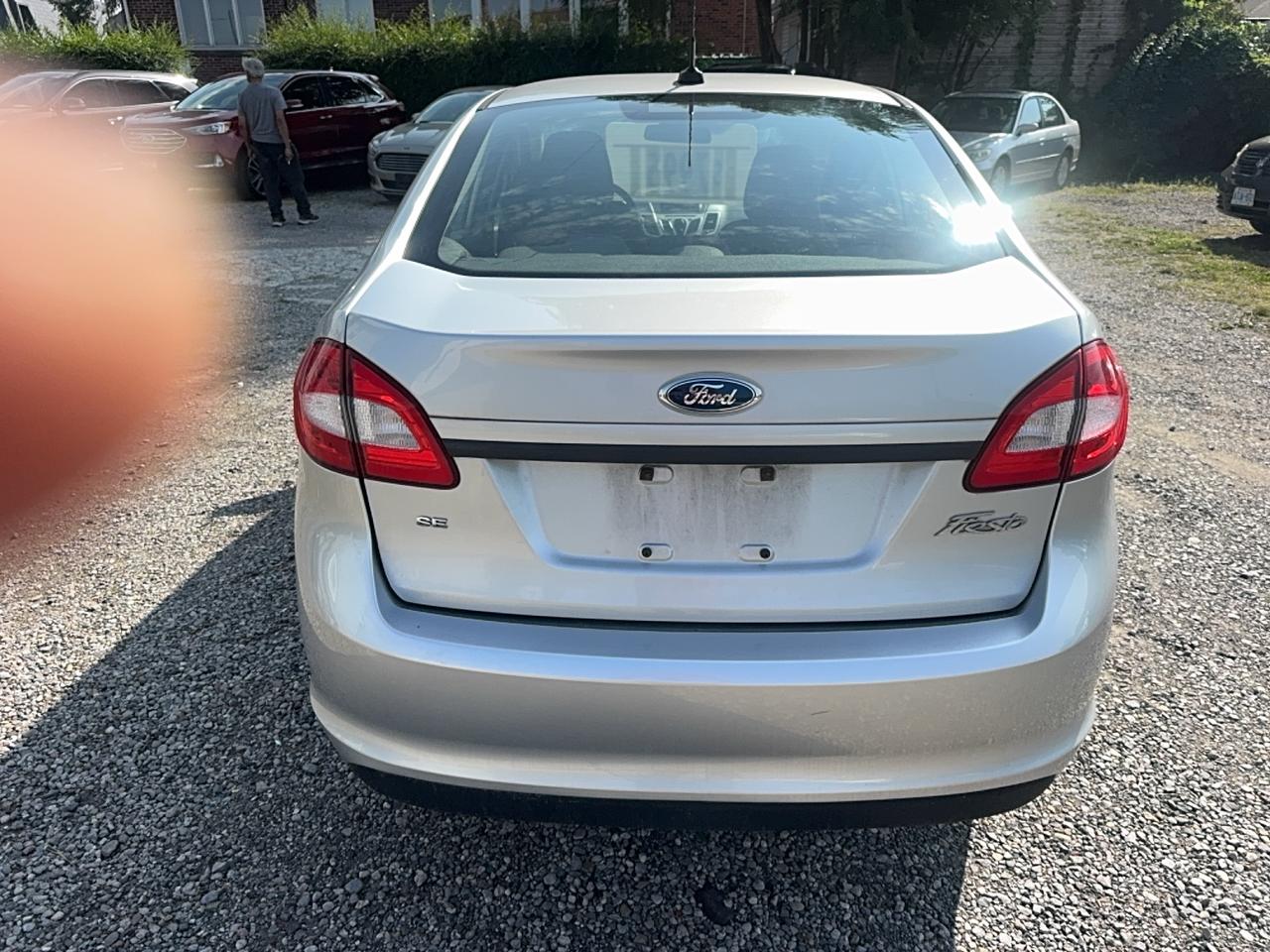 2013 Ford Fiesta SE Photo