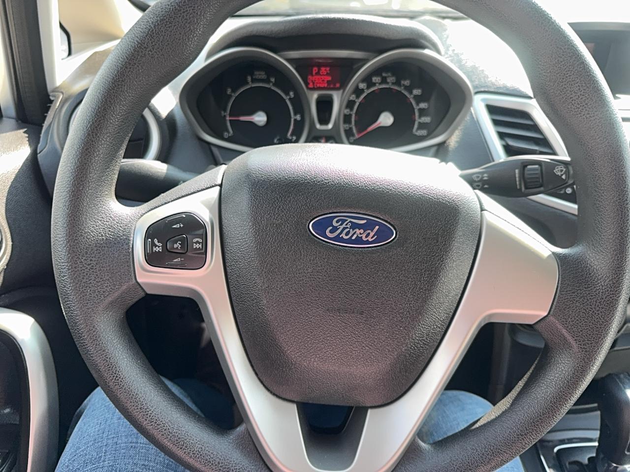 2013 Ford Fiesta SE Photo